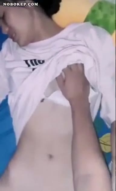 Background nonton video viral Bocil Mulus Cantik Baru Pertama Kali Sama Ayang Ketagihan Pecah Perawan