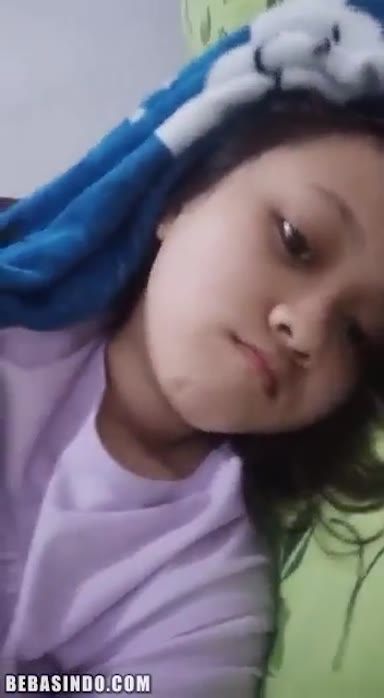 Background nonton video viral Bocil Sempit Coba Omek Biar Bisa Tidur Pules Dan Mimpi Basah