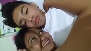 Background nonton video viral ABG Bocil Ngewe Dikamar Mumpung Gada Ayah Keenakan