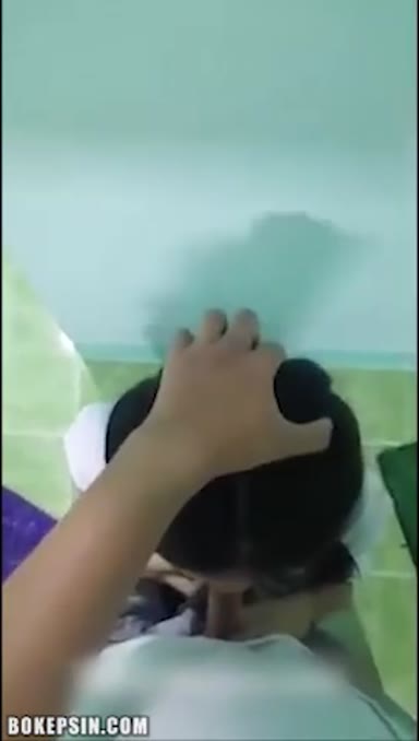 Background nonton video viral Bocil SMP Diewe Paksa Marbot Di WC Mushola Viral Terbaru